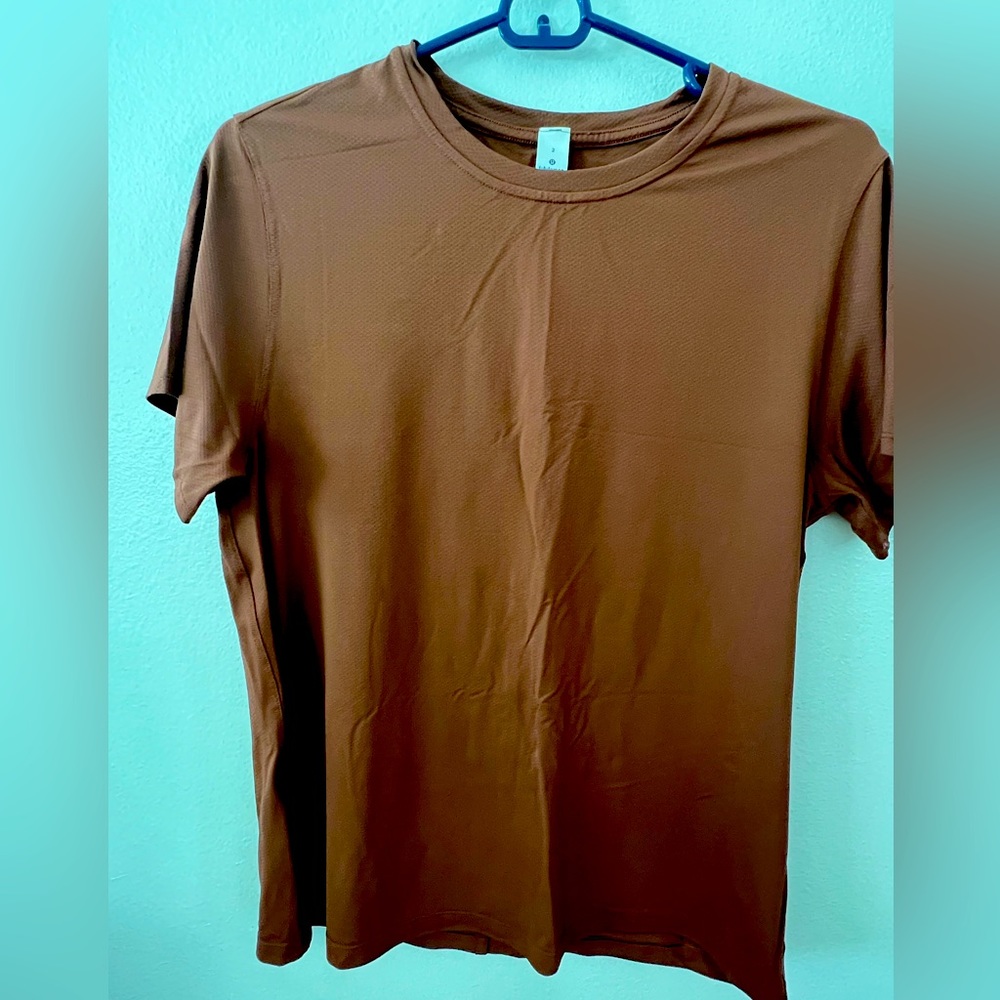 Lululemon tshirt in excellent condition. Size 2 but fits like size 6